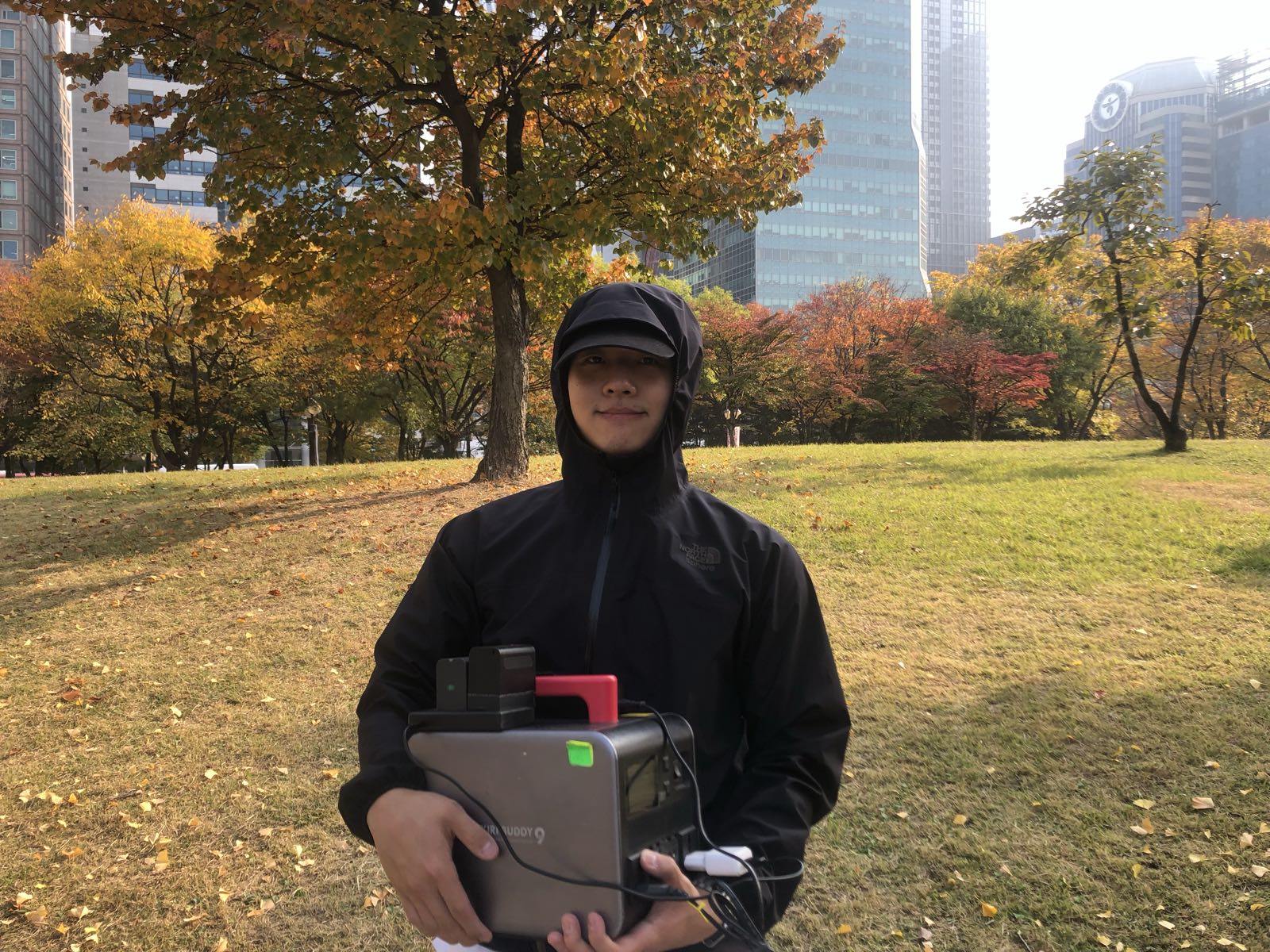 작업 중인 현의 셀프 포트레이트
